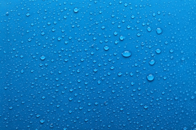 Gouttes d'eau sur la vue de dessus de fond bleu clair