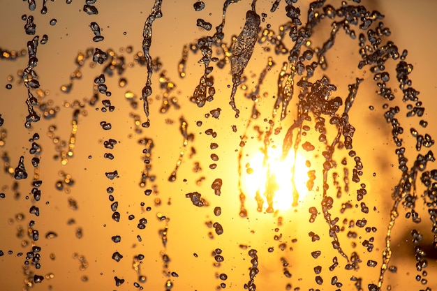 gouttes de la fontaine au soleil couchant