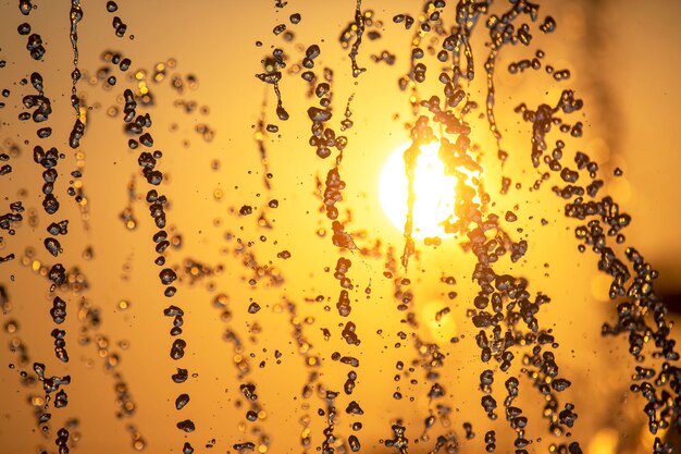 gouttes de la fontaine au soleil couchant