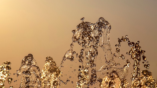 Gouttes de la fontaine au soleil couchant