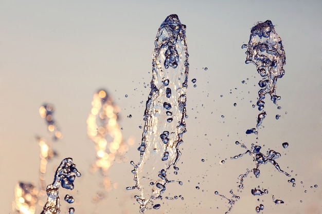 Gouttes de la fontaine au soleil couchant