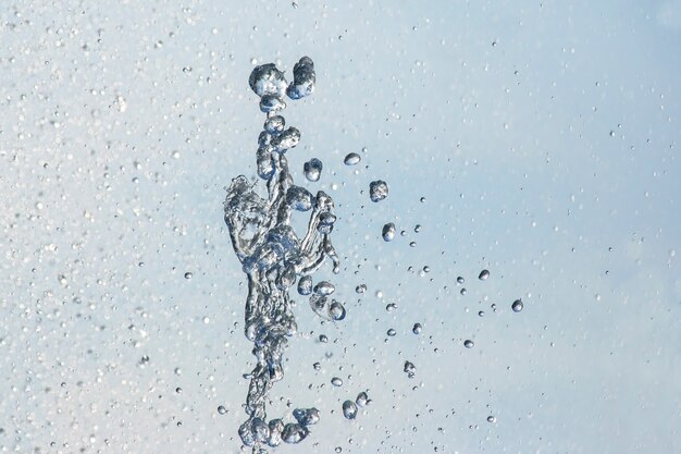 Gouttes de la fontaine dans le ciel