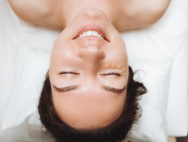 Gouttes de gel près de l'œil d'une femmeSoins du visage Cosmétologie beauté et spa concept de beauté du visage