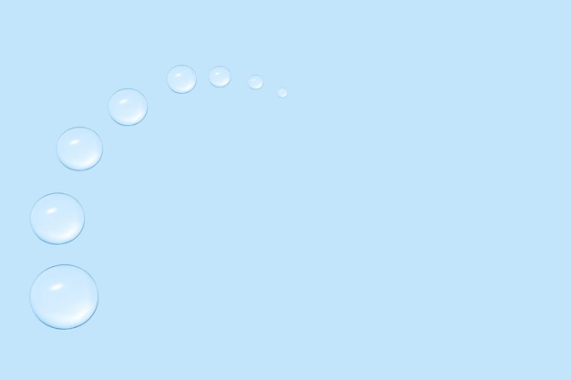 Gouttes de gel transparent ou d'eau en forme de demi-cercle de taille décroissante Sur fond bleu
