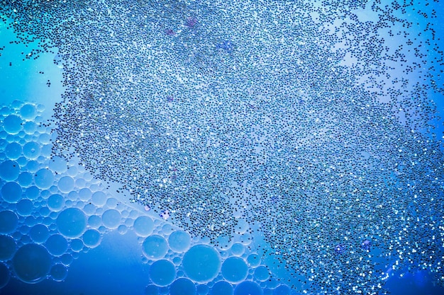 Photo gouttes d'huile sur une surface de l'eau sous forme de fond coloré abstrait