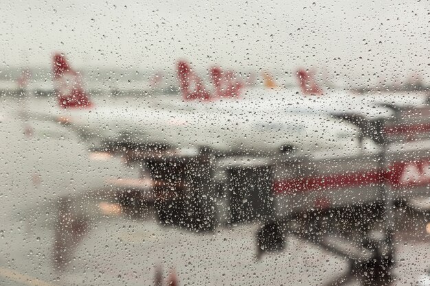 Gouttes de pluie sur la fenêtre de l&#39;aéroport