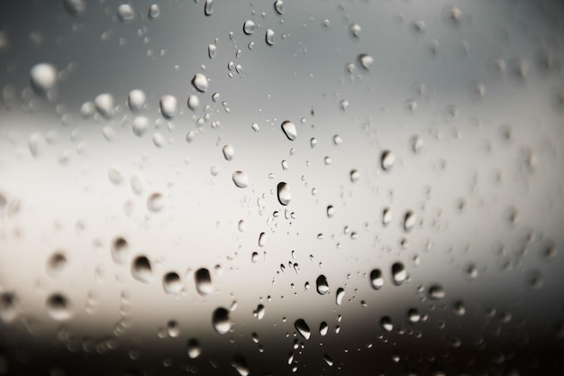 Gouttes de pluie sur une fenêtre. Image macro, mise au point sélective