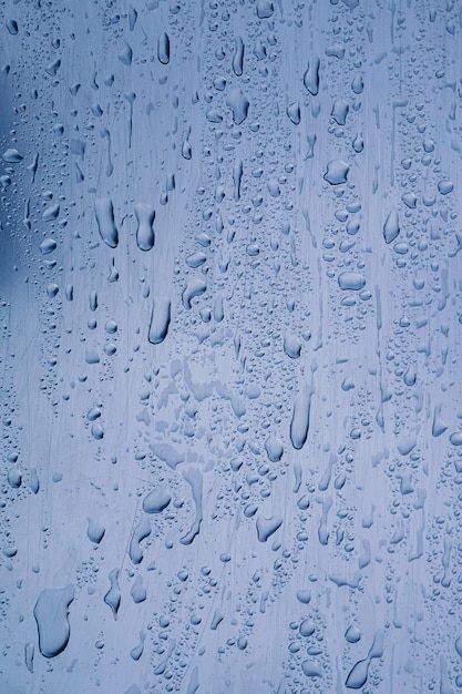 gouttes de pluie sur la fenêtre en jours de pluie abstrait