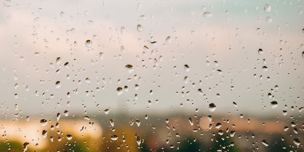 Gouttes de pluie sur la fenêtre. Jours de pluie dans le paysage de la ville. Défocalisé