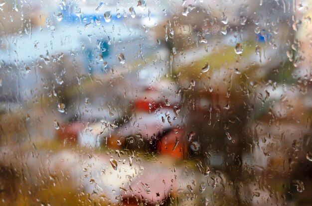 Gouttes de pluie sur la fenêtre de la rue