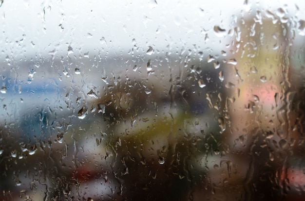 Gouttes de pluie sur la fenêtre de la rue