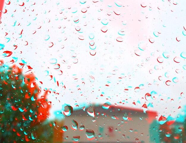 Photo des gouttes de pluie sur une fenêtre de verre mouillée