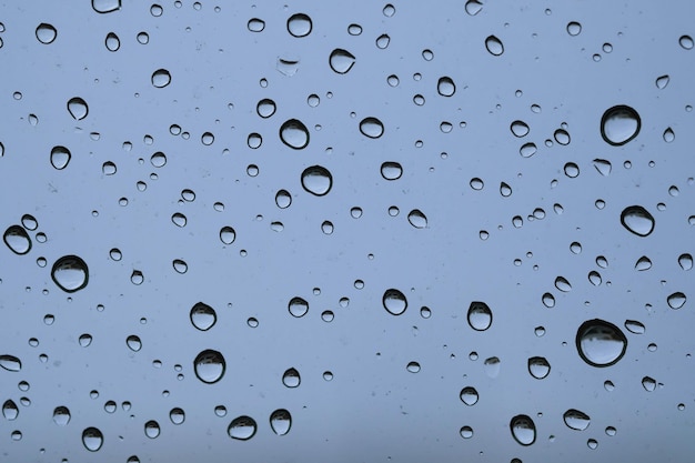 Photo des gouttes de pluie sur une fenêtre