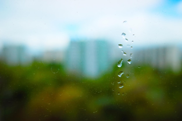 Gouttes de pluie sur fond de fenêtre d'été