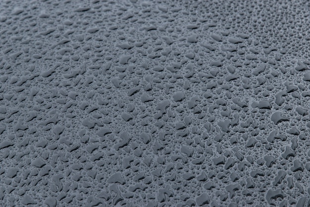 Gouttes de pluie sur fond noir. Texture des gouttes. Anti-pluie pour les voitures