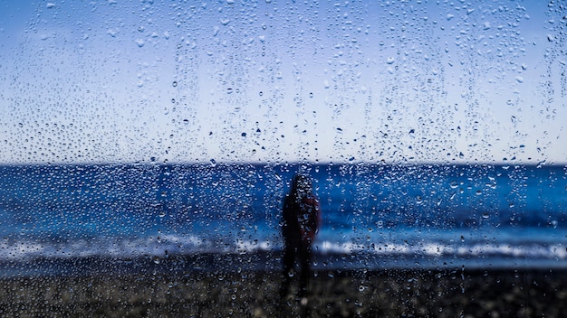 Gouttes de pluie sur fond de plage