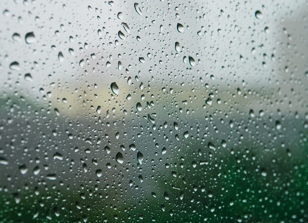 Gouttes de pluie sur fond de verre.