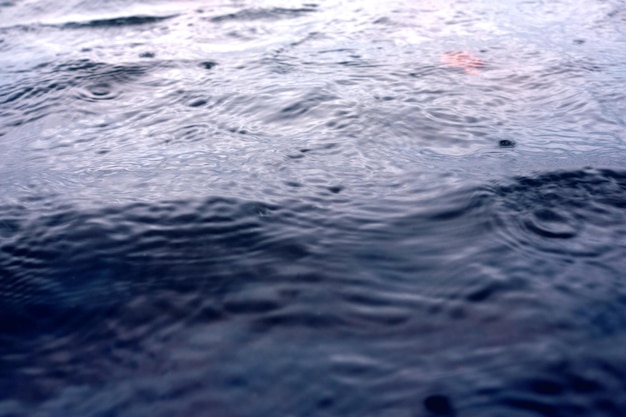 Gouttes de pluie par temps de pluie sur l'eau