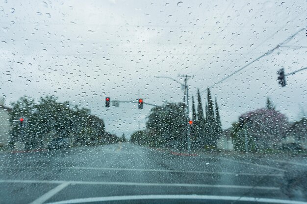 Gouttes de pluie sur le pare-brise en conduisant un jour de pluie en Californie