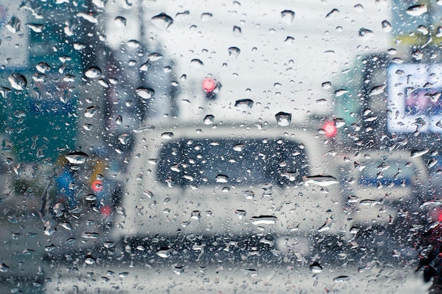 Gouttes de pluie sur le pare-brise de l'intérieur de la voiture dans les embouteillages