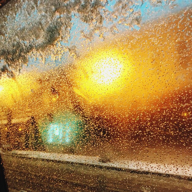 Photo des gouttes de pluie sur le pare-brise de la voiture