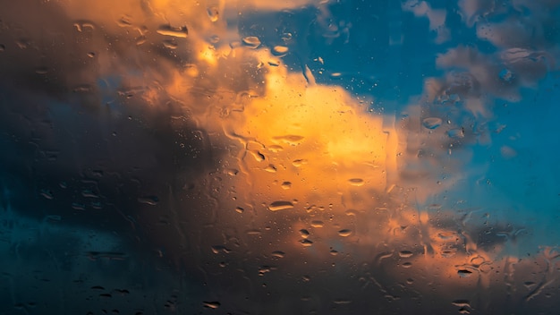 Gouttes de pluie sur le pare-brise d'une voiture