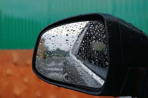 Des gouttes de pluie sur le rétroviseur extérieur de la voiture le jour de la pluie.