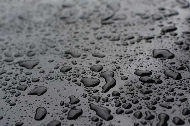 gouttes de pluie sur le sol de la peinture de la voiture