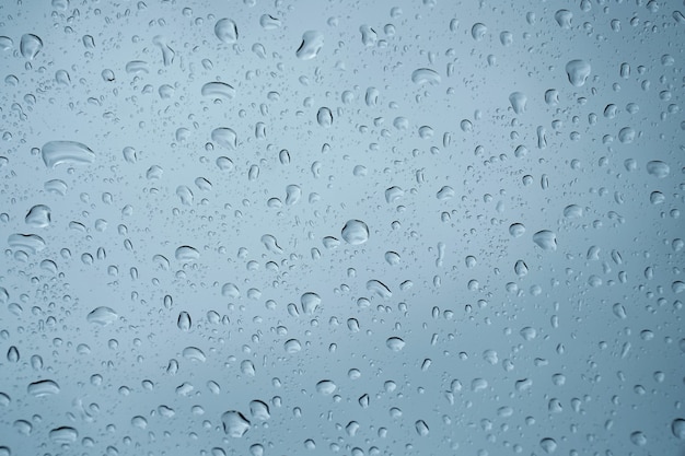 Gouttes de pluie sur la surface du verre.