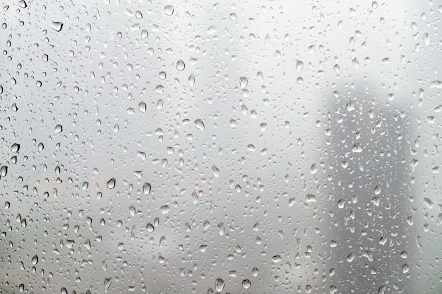 Les gouttes de pluie sur la surface des lunettes de fenêtre avec fond nuageux.