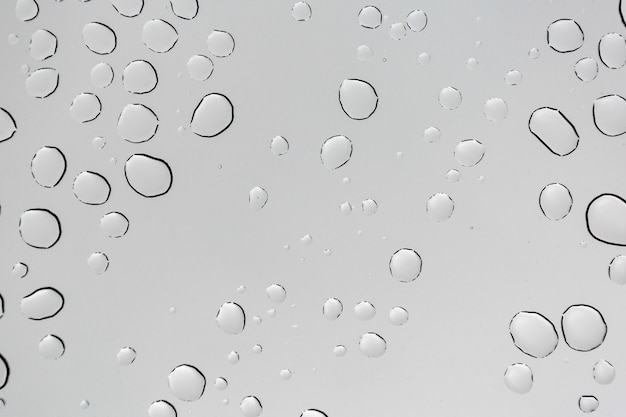 Gouttes de pluie sur la surface des lunettes avec fond nuageux.