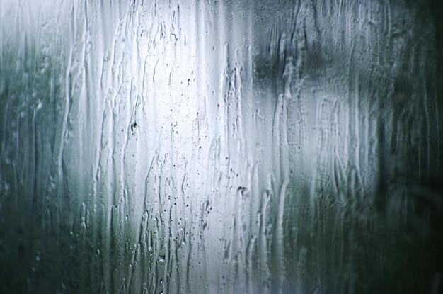 Gouttes de pluie sur la surface des vitres avec fond bokeh