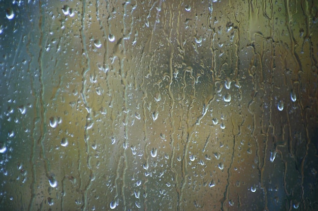 Gouttes de pluie sur la surface des vitres