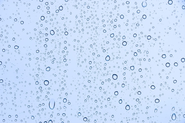 Gouttes de pluie sur la texture des lunettes de fenêtre