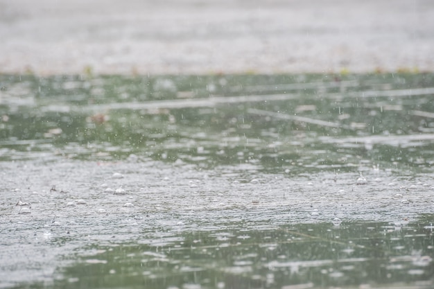 Gouttes de pluie sur le trottoir lors de fortes pluies