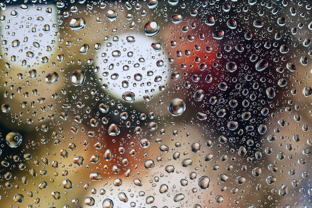 Gouttes de pluie sur verre avec une belle surface