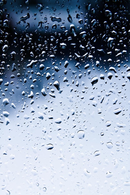 Gouttes de pluie sur verre bleu