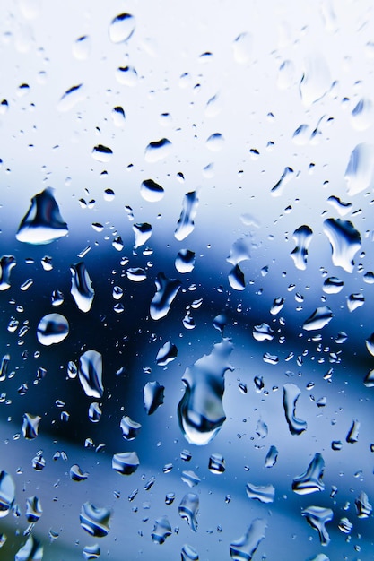 Gouttes de pluie sur verre bleu