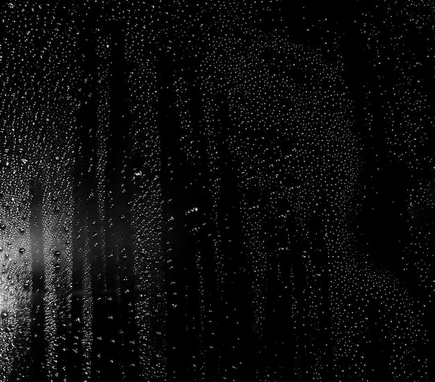 gouttes de pluie sur verre fond noir