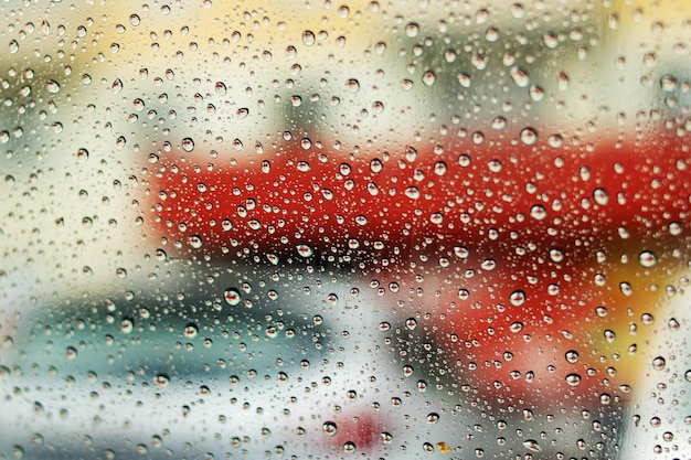 Gouttes de pluie sur un verre sur fond de ville