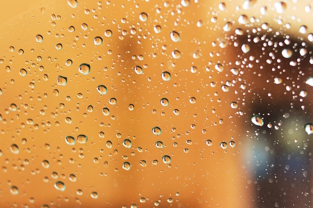 Gouttes de pluie sur un verre sur fond de ville