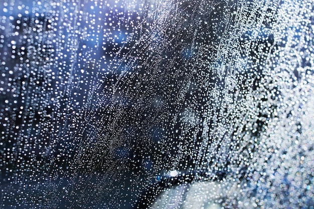 Gouttes de pluie sur verre à la lumière du soleil