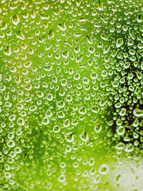 Gouttes de pluie sur un verre transparent