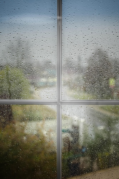 Les gouttes de pluie sur le verre