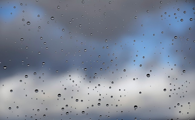 Gouttes de pluie sur le verre