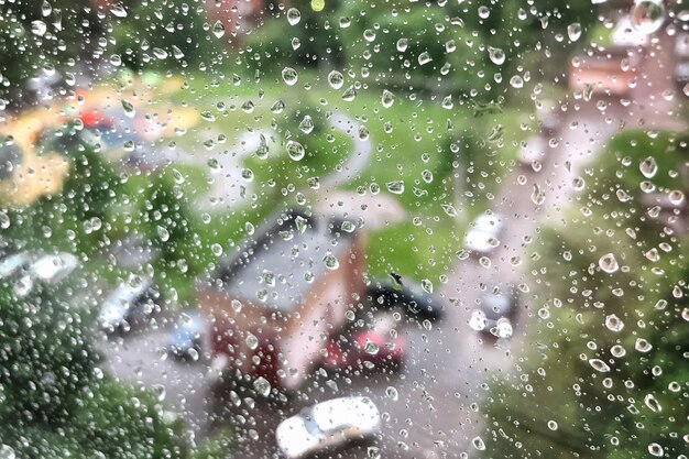 Gouttes de pluie sur la vitre du jour de pluie en été