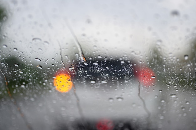 Gouttes de pluie sur la vitre de la voiture lors d&#39;embouteillages