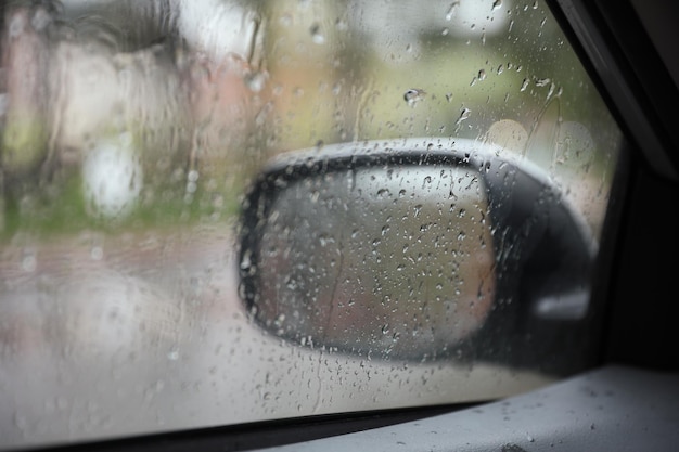 Gouttes de pluie sur une vitre de voiture