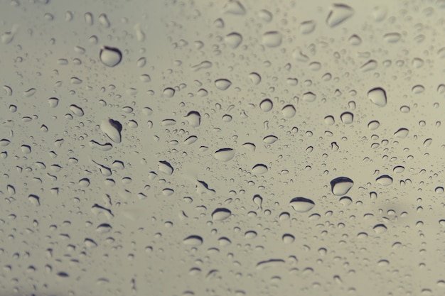 Gouttes de pluie sur la voiture du pare-brise