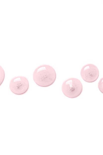 Gouttes roses de gel libre Produit cosmétique pour hydrater la peau du visage ou du corps Copier l'espace